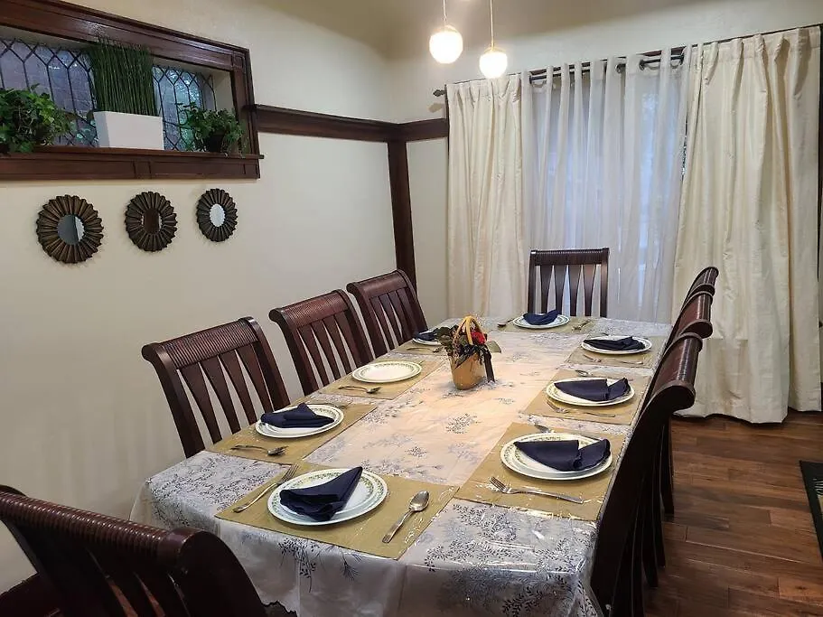 Apartment 3 Bedroom House In Toronto Downtown