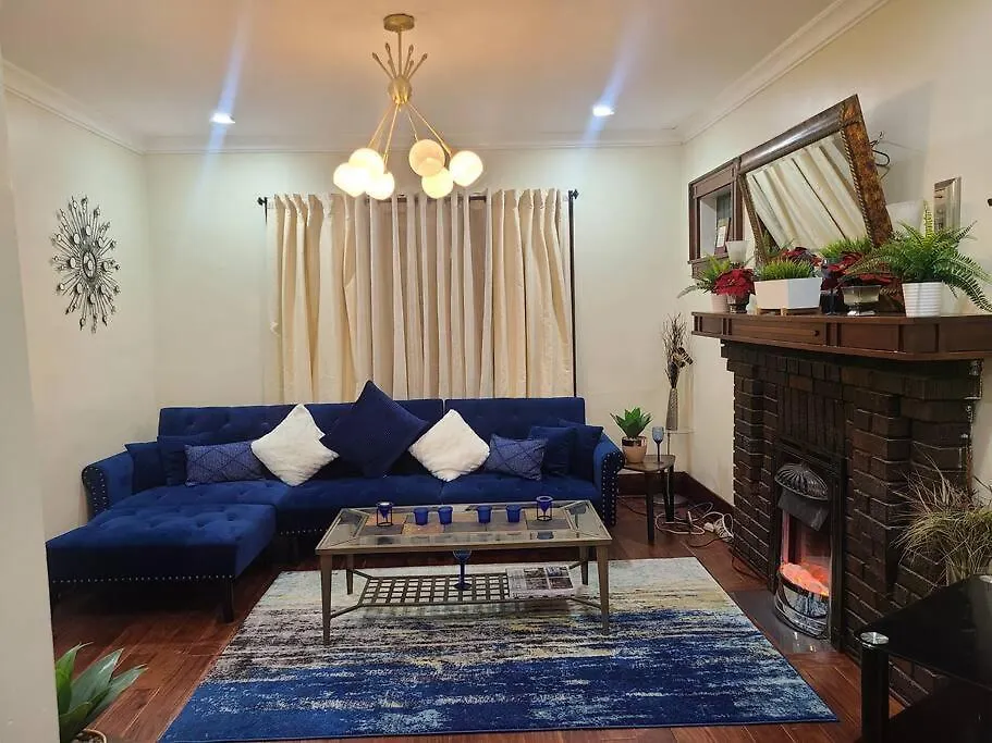 3 Bedroom House In Toronto Downtown