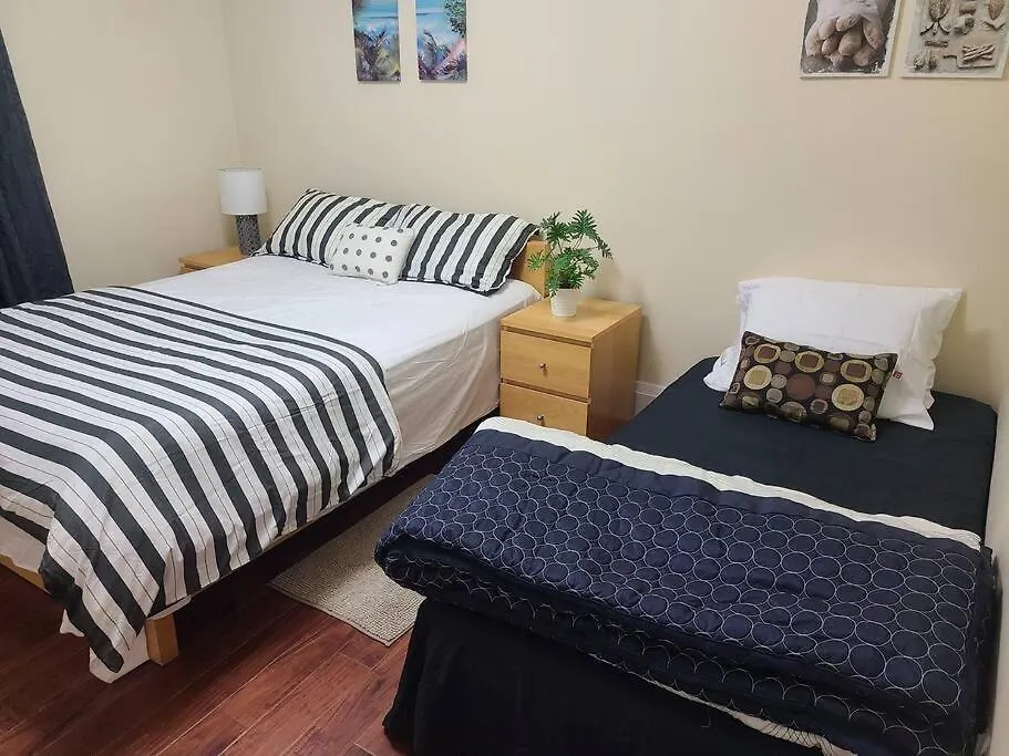 3 Bedroom House In Toronto Downtown 0*,  Kanada