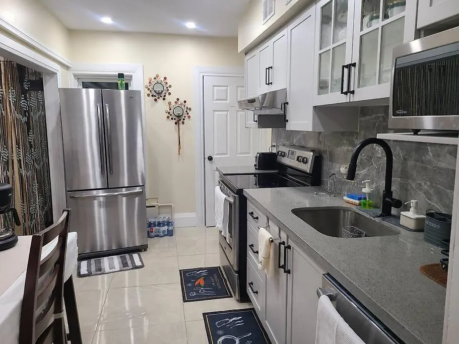 3 Bedroom House In Toronto Downtown