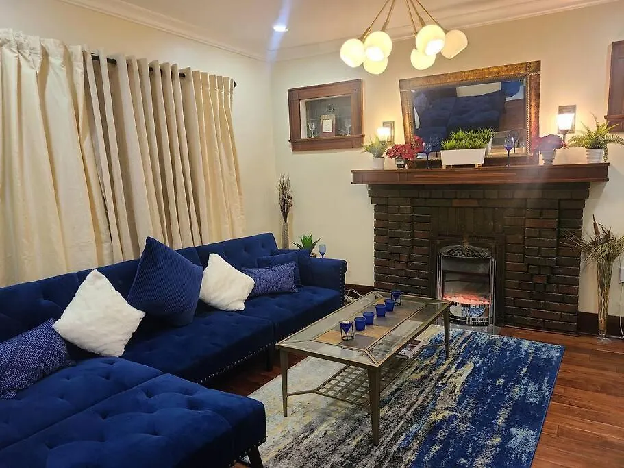 Apartment 3 Bedroom House In Toronto Downtown